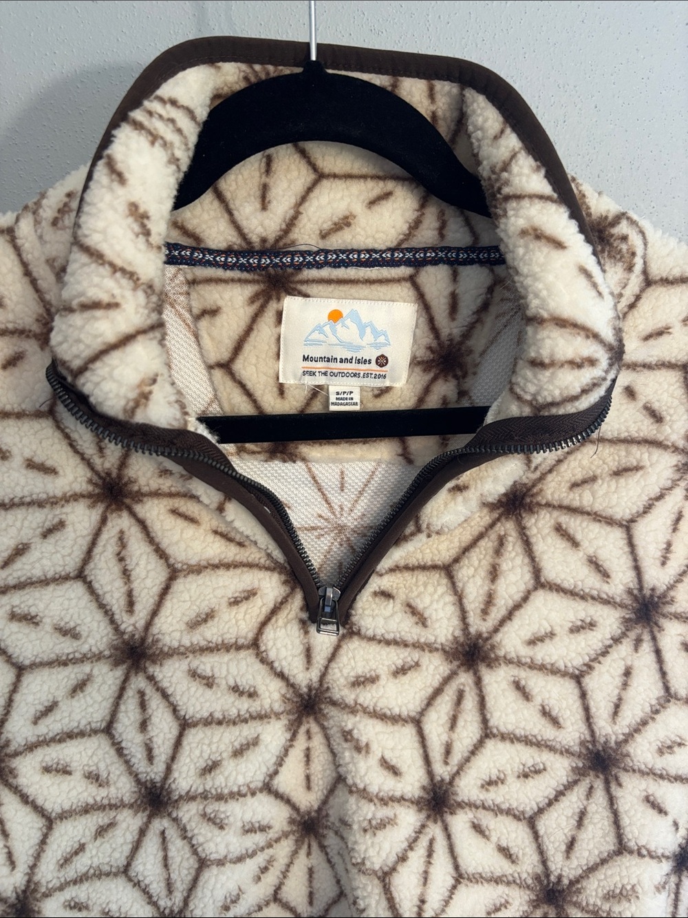 Mountain and Isle Men's Cream Fleece Half-Zip pullover, geometric, SZ Small